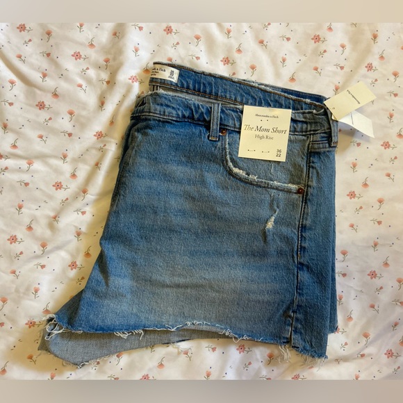 NWT- Abercrombie and Fitch- High Rise Mom Short - Size 36/22 - Picture 7 of 15